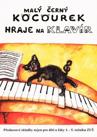 Malý černý kocourek hraje na klavír