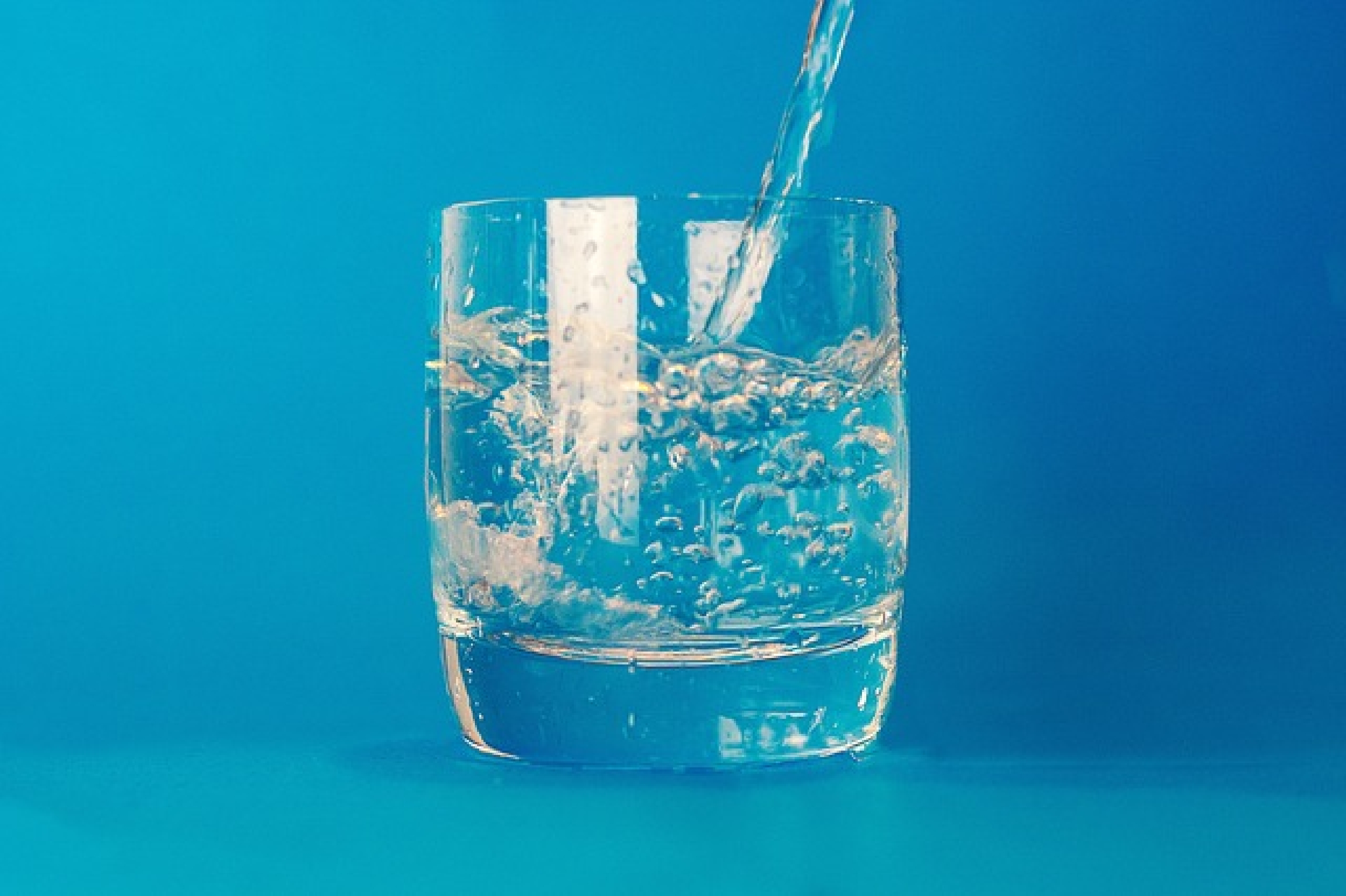Může (ne)pití vody ovlivnit náš spánek?