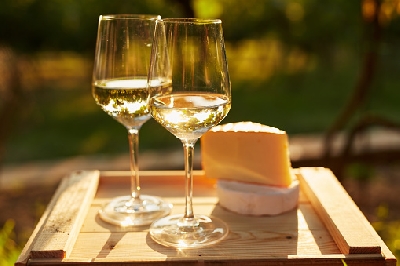Nejlepší sýry které můžete párovat s bílým vínem